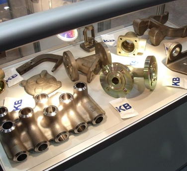Vitrine am Messestand von KB