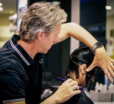 Haar-Magie entfesseln: Die 5 unverzichtbaren Eigenschaften, die deinen Friseur zum Wunderkünstler machen!
