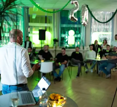NIC Systemhaus Geschäftsführer Oliver Heer blickt in seiner Festrede auf 20 Jahre erfolgreiche Firmengeschichte
