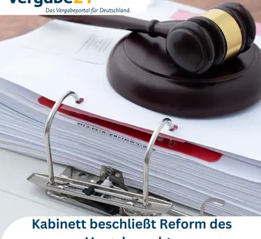 Richterhammer auf einem Aktenordner – Symbol für Bürokratieabbau und neue Regelungen im Vergabetransformationsgesetz.