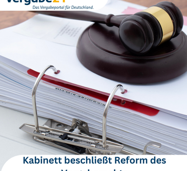 Richterhammer auf einem Aktenordner – Symbol für Bürokratieabbau und neue Regelungen im Vergabetransformationsgesetz.