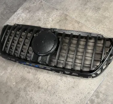 Raptor Look: der Panamericana Kühlergrill für Mercedes 907 und 910