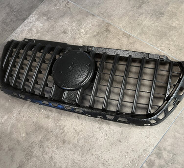 Raptor Look: der Panamericana Kühlergrill für Mercedes 907 und 910