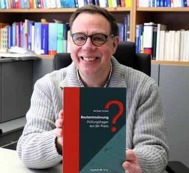 Michael Grübel hält sein frisch veröffentlichtes, 3. Fachbuch in den Händen