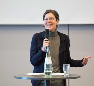 Rednerin spricht über Frauen, Macht und Karriere und wie man Unternehmen stark machen kann