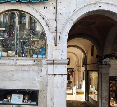 Stadtführungen Venedig - Straßenschild Ruga dei Oresi am Rialto in Venedig