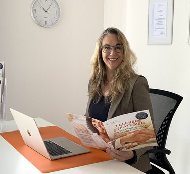 Silke Schwetschenau mit Expertenbroschüre