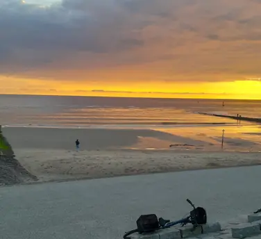 Auszeit am Meer, Strand und Sonnenuntergang