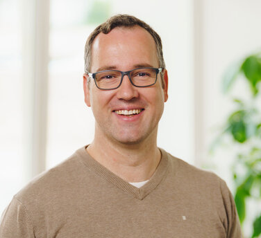 Geschäftsführer Sebastian Seidel feiert mit seinem Team das zehnjährige Firmenjubiläum der App-Agentur Cayas 