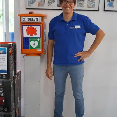 Elektronik kann Leben retten – zwei AED-Säulen in Euronics-Elektromärkten aufgestellt