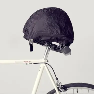 Einfaches Verstauen des Fahrradhelms beim Einkaufen und dem Cafébesuch