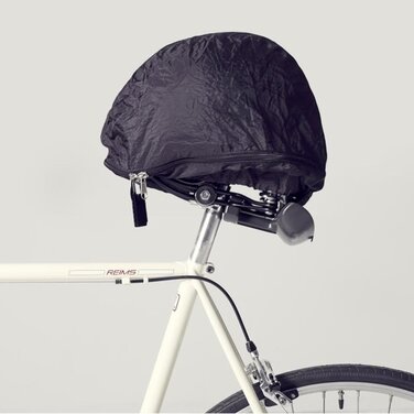 Einfaches Verstauen des Fahrradhelms beim Einkaufen und dem Cafébesuch