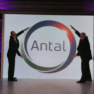 Antal enthüllt das neue Logo