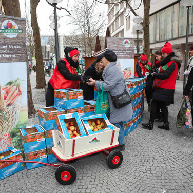 Ein Hoch auf den Apfel: Erzeuger verschenken 20.000 Früchte in deutschen Großstädten