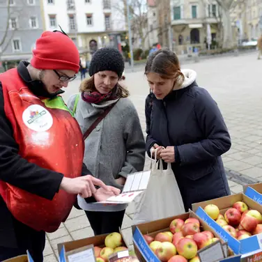 Zugreifen und zubeißen: Erzeuger verschenken Äpfel auf dem Wilhelmsplatz