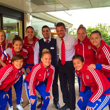 „Frauen vor, noch ein Tor“: Frauen-Mannschaft des FC Bayern München zu Gast im Park Inn by Radisson Bielefeld