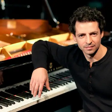 Pianist Roman Zaslavsky spielt bei Ladies Lunch