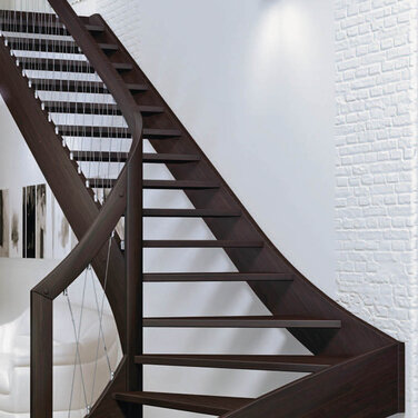 Streger ergänzt sein Treppensortiment durch Wangentreppe mit Geländer aus Edelstahlseilen