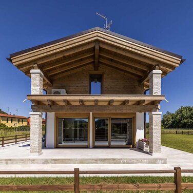 Holzhaus mit ausdrucksstarkem Materialmix