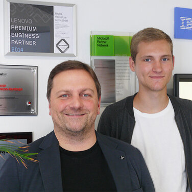 Ulf Klose und Joshua Bark erhalten Systemadministratoren-Zertifikat in Red Hat OpenStack