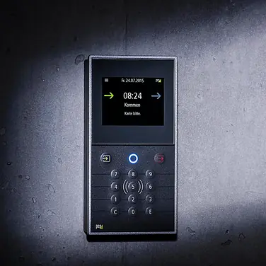 PCS präsentiert neues hybrides Zeiterfassungsterminal INTUS 5200 mit Touch und Tastatur.
