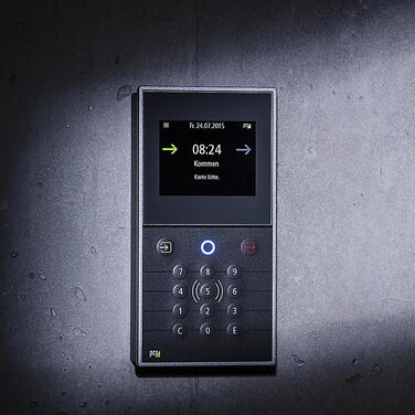 PCS präsentiert neues hybrides Zeiterfassungsterminal INTUS 5200 mit Touch und Tastatur.