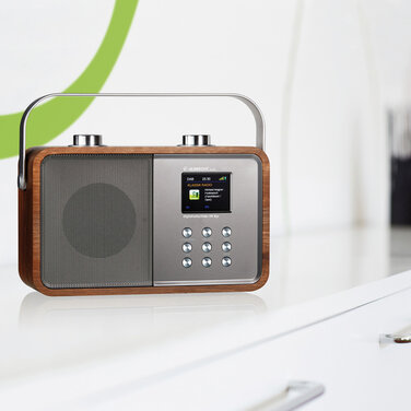 ALBRECHT DR 850: Radio im dekorativen Retro-Holzgehäuse mit eindrucksvollem Klang und Farbdisplay