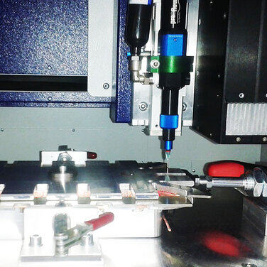 Auftragung von UV-Klebstoff im Elektronikbereich