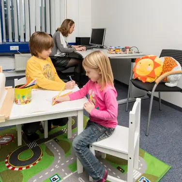 hl-studios richtet Eltern-Kind-Zimmer ein - mit Mama und Papa in der Agentur