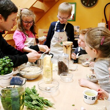 Frühstücken für den Umweltschutz - Kleine Mülldetektive und Johannes Büchs entdecken, wo sie Plastikmüll sparen können