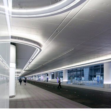 Mittelfränkischer Leuchtenbauer realisiert Großprojekt am Frankfurter Flughafen