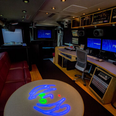 Sonnet stattet John Lennon Educational Tour Bus mit neuester Thunderbolt 2-Technologie aus