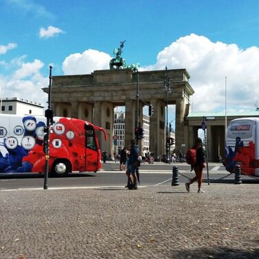 Ganz großer Sport: inovisco setzt deutschlandweite Buswerbung für Sky SPORT um