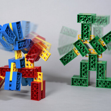 COMO® - Kinder bauen bewegliche Figuren aus Basisbausteinen und in sechs Richtungen