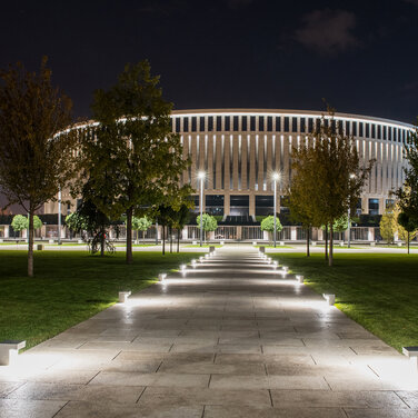 Fußballstadion Krasnodar und Parkgelände im Lichterglanz