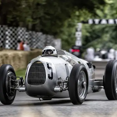Audi Tradition im Auto Union Silberpfeil zum Silberjubiläum