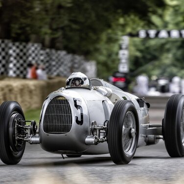 Audi Tradition im Auto Union Silberpfeil zum Silberjubiläum