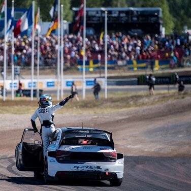 Jubel in Höljes: Audi-Pilot Bakkerud holt sich WM-Rang zwei zurück