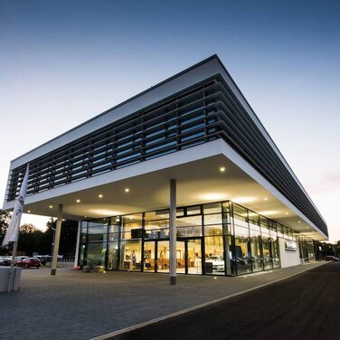 Strom tanken an Ladestationen von eluminocity im neuen Kompetenzzentrum für E-Mobilität