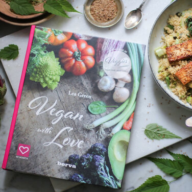 VEGAN WITH LOVE - das beliebte Kochbuch von Foodbloggerin Lea Green jetzt im GrünerSinn-Verlag