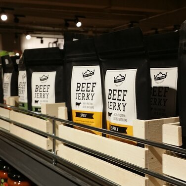 Premium Beef Jerkys aus Augsburg jetzt auch in REWE-Märkten erhältlich