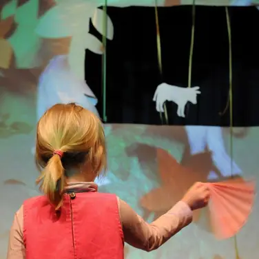 Tierisch gute Musik, spanische Rhythmen und Papiertheater im mini.musik Kinderkonzert „Ferdinand der Stier“
