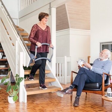 Die innovative Treppensteighilfe ASSISTEP gewinnt den diesjährigen SilverEco International Ageing Well Award als «Beste Lösung»