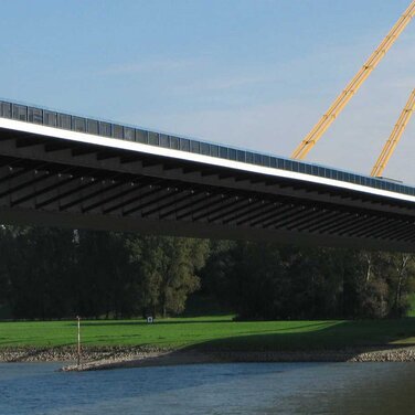 Lkw-Waagen an der A40-Rheinbrücke - möglicherweise folgen noch viele mehr