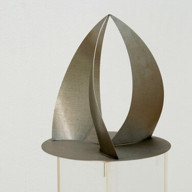 Ausstellung: Roland Phleps „DREIECKE, RÄUMLICH“ - Stahlskulpturen