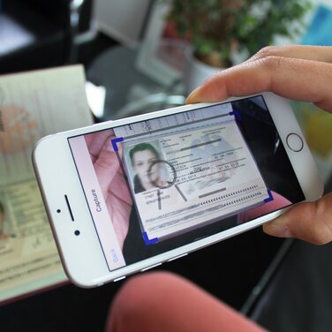 Mehr Sicherheit vor Identitätsbetrug: jenID Solutions nutzt künstliche Intelligenz zur Ausweis-Überprüfung