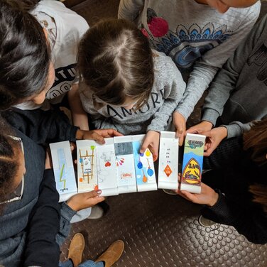 Ausstellung mit 300 von Berliner Schulkindern bemalten Mauerstücken im Boulevard Berlin