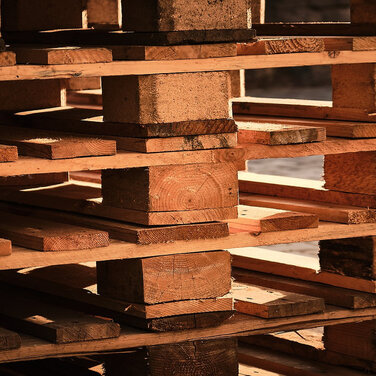 Trans-O-Flex mustert Holzpalette aus