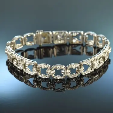 Diamanten, Silber, Perlen veredeln Braut & Kleid – passender Echtschmuck zur Winterhochzeit von Die Halsbandaffaire