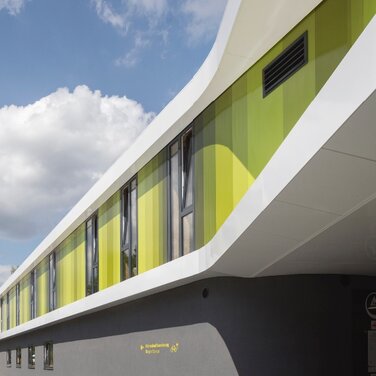 Futuristische Architektur mit vertikalen Fassadenprofilen - korrosionsbeständig, langlebig und 100% recycelbar